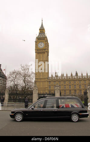 Corbillard funéraire de la baronne Margaret Thatcher. Le corbillard contenant le cercueil a quitté le Palais de Westminster, Londres, Royaume-Uni Banque D'Images