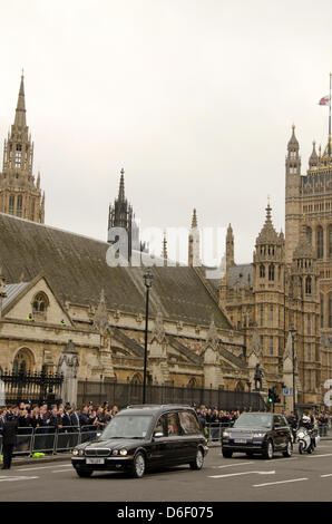 Procession funéraire de la baronne Margaret Thatcher. Le corbillard contenant le cercueil a quitté le Palais de Westminster, Londres, Royaume-Uni Banque D'Images