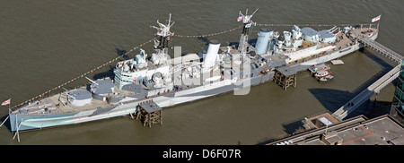 Vue aérienne depuis le Shard de camouflage de navire de guerre sur ex Royal Navy HMS Belfast bateau de croisière léger partie de la guerre impériale Museum on River Thames Londres Royaume-Uni Banque D'Images