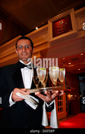 Waiter serving champagne à un événement de lancement de bijoux à Vancouver, Canada Banque D'Images