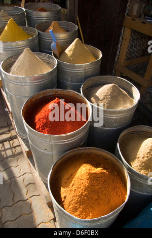 Variété d'épices dans la médina de Marrakech, Maroc Banque D'Images