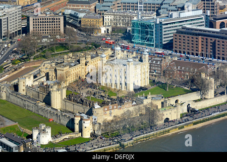 Vue aérienne d'en haut sur la Tour de Londres et de la Tour Blanche à côté de la Tamise vue depuis le gratte-ciel Shard building England UK Banque D'Images