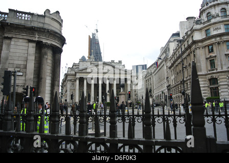 Le Royal Exchange, Londres. UK. Rue de Londres vide. La station de la banque. Garde-corps. La police. Banque D'Images