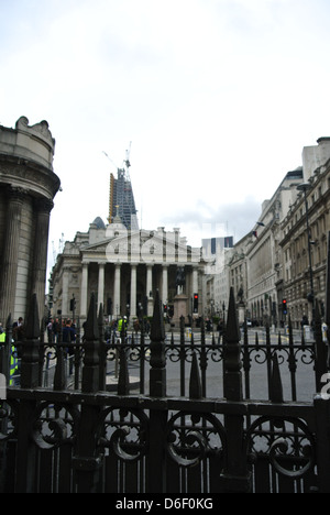 Le Royal Exchange, Londres. UK. Rue de Londres vide. La station de la banque. Garde-corps. Banque D'Images