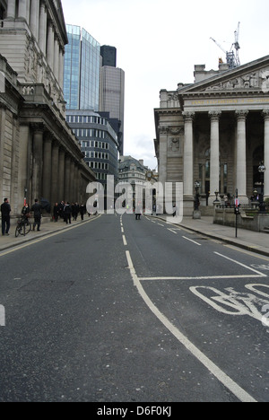 Le Royal Exchange, Londres EC3V 3DG. Rue de Londres vide, Threadneedle Street Londres. Jour de Margaret Thatchers funérailles. Banque D'Images