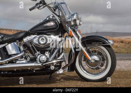 Harley Davidson FLSTC Heritage Softail Classic 2013 ci contre une toile de landes Banque D'Images