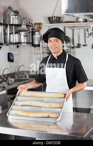 Male Chef présentant Loafs dans la cuisine Banque D'Images