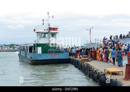 Service de traversier de Vivekananda Memorial Rock, Kanyakumari, Tamil Nadu, Inde Banque D'Images