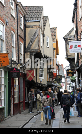 La pagaille dans les rues étroites de la ville historique de York Yorkshire UK Banque D'Images