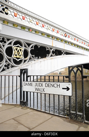 Dame Judi Dench promenade le long de la River Ouse York Yorkshire UK Banque D'Images