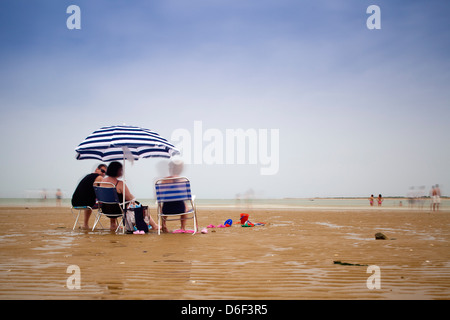 Cadix, Espagne, les vacanciers sur la plage Banque D'Images