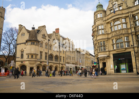 Oxford Oxfordshire HSBC et la Banque Lloyds dans les bâtiments historiques sur la jonction de Cornmarket Street et Queen Banque D'Images