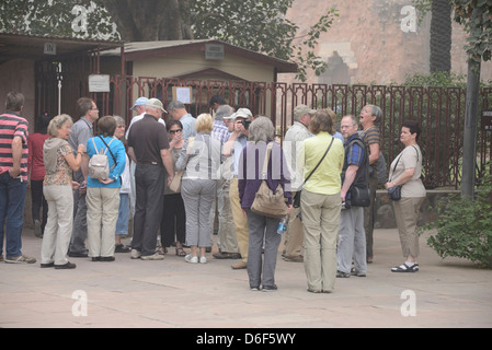 Un groupe de touristes européens à la porte d'entrée de la tombe de Humayun où l'empereur moghol de 2nd est enterré à Delhi, en Inde Banque D'Images