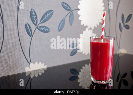 Variété de jus sains les fruits et légumes frais biologiques Banque D'Images