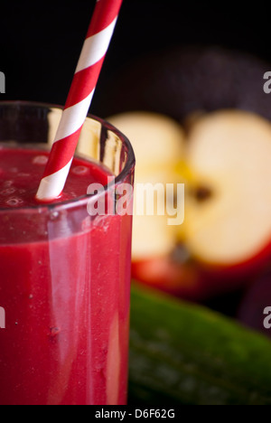 Variété de jus sains les fruits et légumes frais biologiques Banque D'Images