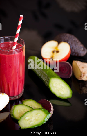 Variété de jus sains les fruits et légumes frais biologiques Banque D'Images