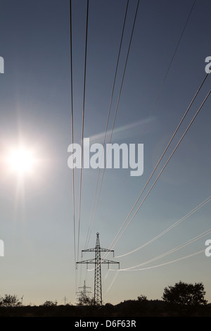 Gro √ üenwiehe, Allemagne, lignes électriques nouvellement installé à un pylône Banque D'Images