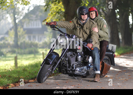 Handewitt, Allemagne, un couple assis sur sa moto, une Honda Banque D'Images