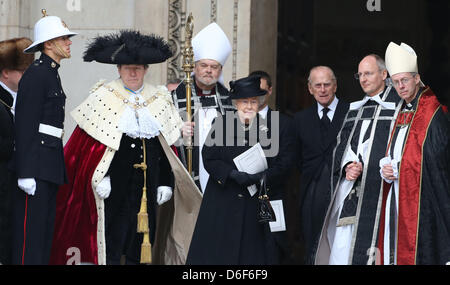 Londres, Royaume-Uni. 17 avril, 2013. La Reine quitte la cathédrale de St Paul, après les funérailles de Margaret Thatcher, au centre de Londres. Dignitaires du monde entier s'est joint à la reine Elizabeth II et le Prince Philip, duc d'Édimbourg, le Royaume-Uni rend hommage à l'ex-premier ministre Thatcher Baroness Thatcher durant une cérémonie de funérailles avec les honneurs militaires à la Cathédrale St Paul. Lady Thatcher, qui est mort la semaine dernière, a été la première femme Premier ministre britannique et a servi de 1979 à 1990. Banque D'Images