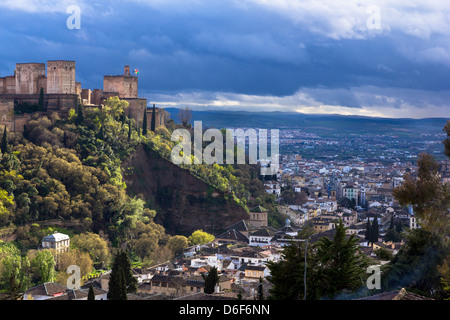 Voir la soirée de l'Alhambra et du centre-ville de Grenade de collines du quartier du Sacromonte. Andadalucia, Espagne Banque D'Images