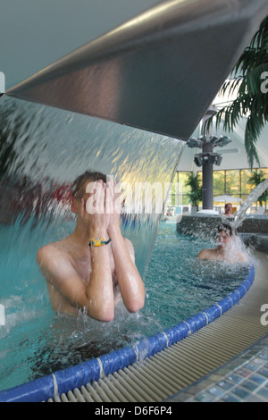 Quern, Allemagne, cascade artificielle dans le Foerdetherme Gluecksburg Banque D'Images