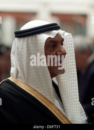 Un dignitaire arabe attend d'entrer dans la cathédrale Saint-Paul pour assister aux funérailles de la baronne Thatcher. Banque D'Images