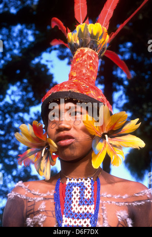 Portrait de Karaja d'autochtones portant des vêtements et coiffure, Ilha do Félice Félice ( ) de l'île, le centre-ouest du Brésil. Banque D'Images