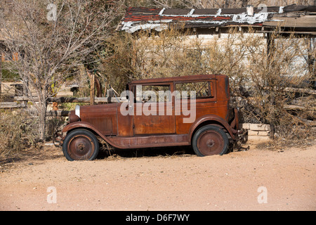 Une vieille voiture rouillée sur la route 66 dans la région de Hackberry, Arizona, USA Banque D'Images