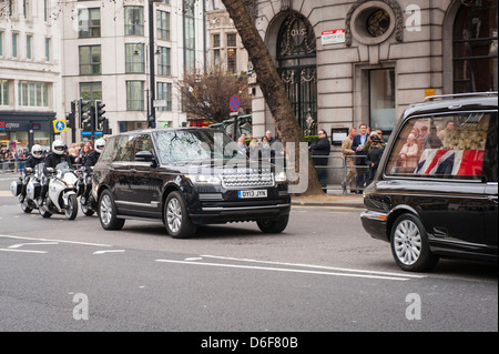 La Baronne Margaret Aldwych London Maggie Thatcher cortège funèbre parade corbillard cercueil Metropolitan Police escorte moto Banque D'Images