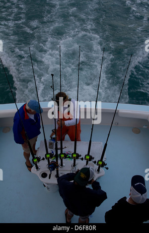 Jason d'équipage de pêche par les pairs parle avec des clients à bord du navire affrété Lo Que Sea tel qu'il fonctionne hors de Ft. Marina Pierce, FL Banque D'Images