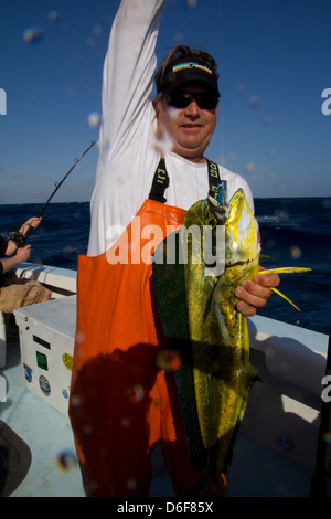 Crewman Jason Peer affiche un 18-pound coryphène (mahi-mahi), à bord du navire affrété Lo Que Sea, Ft. Pierce, FL Banque D'Images