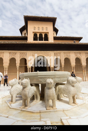 Patio des Lions, le Patio de los Leones, Palais Nasrides, Alhambra, Granada, Espagne Banque D'Images