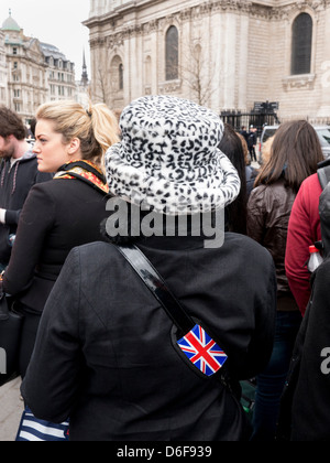 Foule à l'extérieur de l'enterrement de Margaret Thatcher à la Cathédrale St Paul le 17 avril 2013 Banque D'Images