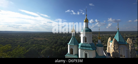 Vue depuis le pont d'observation de Svyatogorsk monastère orthodoxe sur Severskiy Donec river (Ukraine) Banque D'Images