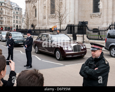 Regarder la foule comme policier la reine quitte dans sa voiture à l'enterrement de Margaret Thatcher à la Cathédrale St Paul Banque D'Images