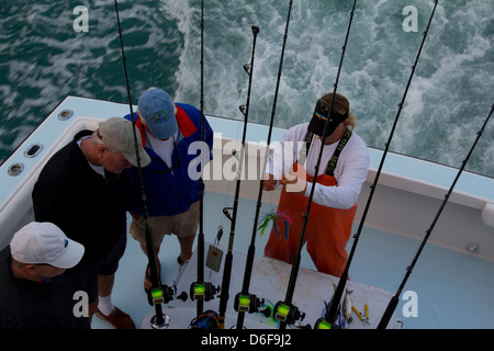 Jason d'équipage de pêche par les pairs parle avec des clients à bord du navire affrété Lo Que Sea tel qu'il fonctionne hors de Ft. Marina Pierce, FL Banque D'Images