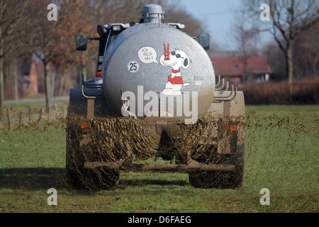 Fluessigdungstreuer Haselund, Allemagne, avec Snoopy dessin sur le terrain Banque D'Images