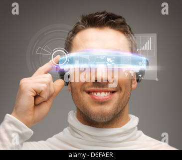 Businessman avec lunettes numériques Banque D'Images