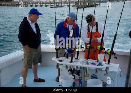 Les clients de pêche à l'appât et discuter des options de s'attaquer à bord du navire affrété Lo Que Sea, Ft. Pierce, FL Banque D'Images