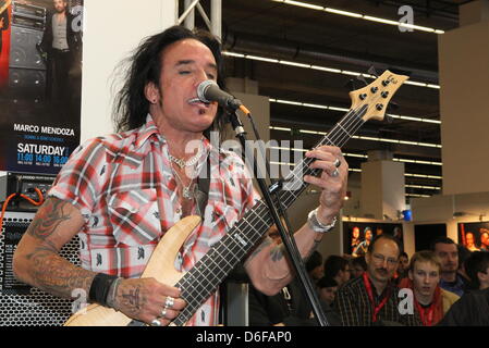 Le guitariste de l'US-bande Thin Lizzy, Marco Mendoza, en prestation au salon de Francfort à Francfort, Allemagne, 13 avril 2013. Photo : Susannah C. Vergau Banque D'Images