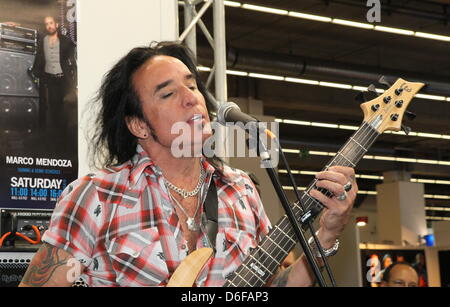 Le guitariste de l'US-bande Thin Lizzy, Marco Mendoza, en prestation au salon de Francfort à Francfort, Allemagne, 13 avril 2013. Photo : Susannah C. Vergau Banque D'Images