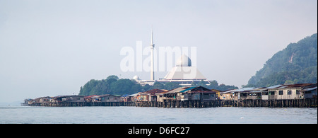 Mosquée et Minaret Sandakan passant derrière le sedately Sim Sim village sur pilotis de l'eau par la mer de Sulu Sabah Bornéo Banque D'Images