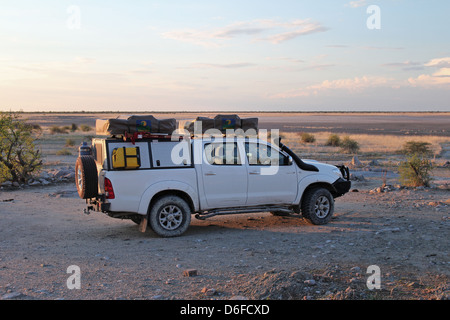 Safari équipée Toyota Hilux 4x4 sur Kubu Island, vue sur Sua Pan sel Banque D'Images
