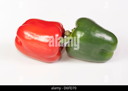 Deux poivrons isolé sur fond blanc. Banque D'Images