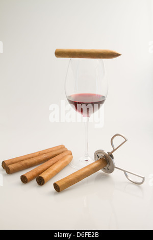 Verre de vin rouge avec présentation de cigares corona Churchill torpille et un cigare plus mignon Banque D'Images