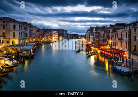 Vue sur Grand Canal dans la nuit, vu du Pont du Rialto, Venise lieu touristique de Laguna. Banque D'Images