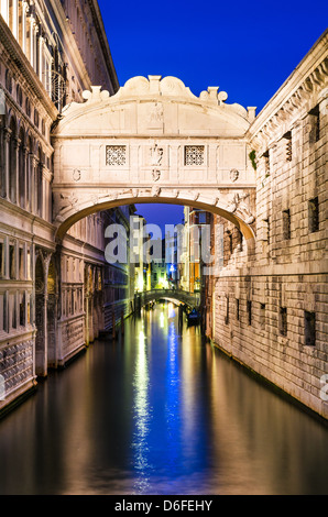 Pont des Soupirs (Ponte dei Sospiri) italien à Venise, éclairées dans la nuit. Historique de l'Italie. Banque D'Images