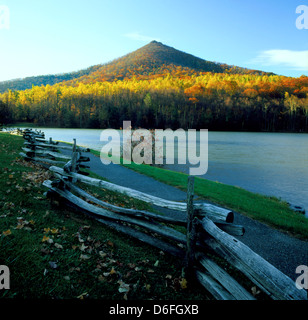 Feuillage de l'automne, le lac et le chemin à l'Peaks of Otter dans les montagnes Blue Ridge, Virginia, USA Banque D'Images