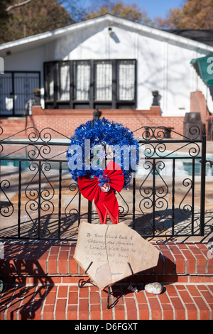 Une couronne dans la mémoire d'Elvis Aron Presley à Graceland, Memphis, Tennessee, États-Unis Banque D'Images