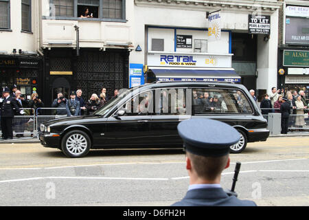 Londres, Royaume-Uni. 17 avril 2013. Les funérailles de la baronne Margaret Thatcher. Le corbillard vide qui transportera Lady Margaret Thatcher's coffin au crématorium durs vers St Pauls Cathedral. Le service funèbre a lieu dans la Cathédrale St Paul, à Londres. Pic : Paul Marriott Photography/Alamy Live News Banque D'Images